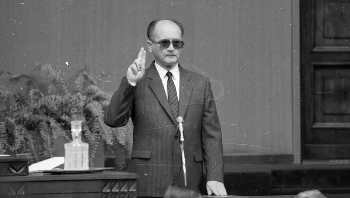 Wojciech Jaruzelski w Piotrkowie. Mozaika, protest KPN i historia sprzed lat