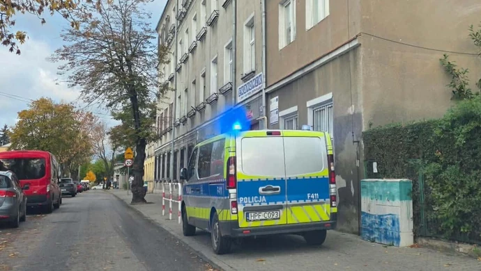 Bezpieczeństwo szkół w Piotrkowie i powiecie piotrkowskim. Policja patroluje placówki, szkoły wprowadzają dodatkowe zabezpieczenia