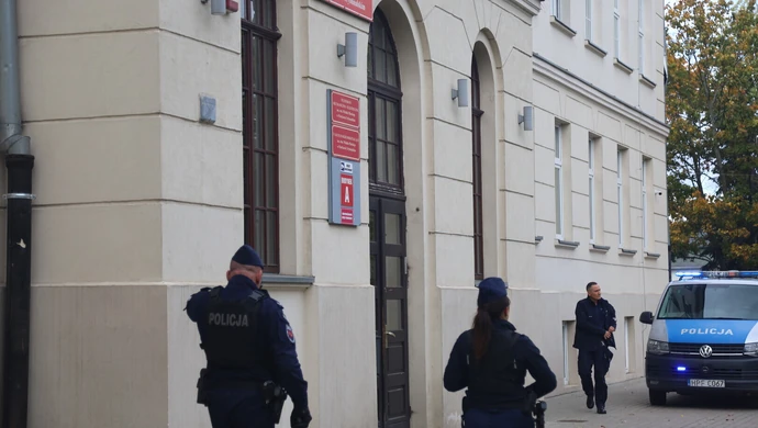 Piotrków Trybunalski. Zdjęcie ucznia z maczetą w TPS-ie okazało się przeróbką AI