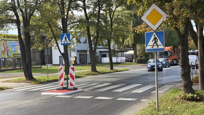 Piotrków Trybunalski. Wysepka na Dmowskiego. Czy na skrzyżowaniu z Kostromską powstanie minirondo?