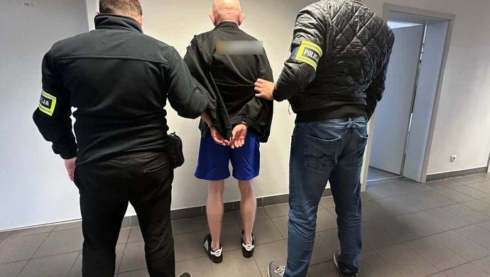 Podawał się za policjanta i próbował kontrolować samochód kobiety. 49-latek zatrzymany