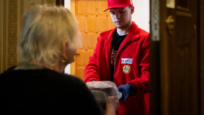 Fundacja Biedronki: nie czekają na obiad. Czekają na kogoś w drzwiach. Nowe badanie pokazuje, czego naprawdę potrzebują samotni seniorzy