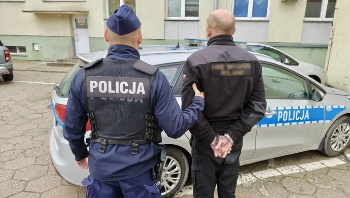 Policyjna obława w Łódzkiem. Zatrzymano 142 osoby. Jeden z mężczyzn ukrył się pod kołdrą