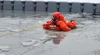 Niebezpieczny lód w Piotrkowie – strażacy PSP ostrzegają i pokazują akcję ratunkową