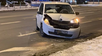 Kolizja na ul. Słowackiego. Skoda uderzyła w słup i blokuje pas ruchu