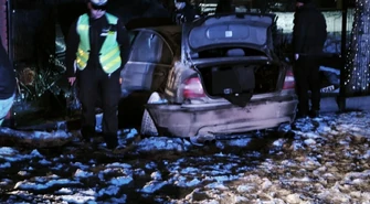 Wypadek w Kafarze. BMW uderzyło w ogrodzenie, droga zablokowana