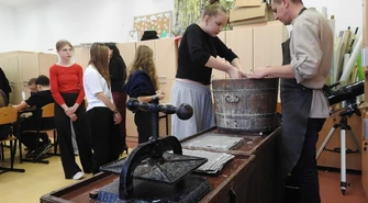 Tradycja i kreatywność w Gminie Aleksandrów – uczniowie poznawali sztukę czerpania papieru