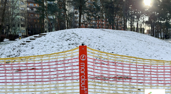 Siatki na osiedlowych górkach dla bezpiecznej jazdy na sankach
