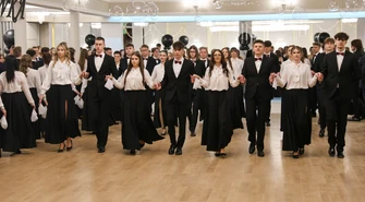 Piękna studniówka III Liceum Ogólnokształcącego w Piotrkowie Trybunalskim 2026 – polonez, tradycja i elegancki bal maturzystów