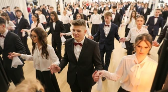 Piękna studniówka III Liceum Ogólnokształcącego w Piotrkowie Trybunalskim 2026 – polonez, tradycja i elegancki bal maturzystów