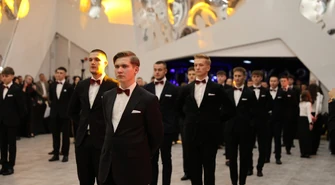 Studniówka TPS w Piotrkowie Trybunalskim – zachwycający polonez i świetna zabawa na balu Zespołu Szkół Ponadpodstawowych nr 1