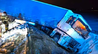 Zasypane drogi i paraliż komunikacyjny. Ciężarówka zablokowała A1, problemy na drogach w regionie