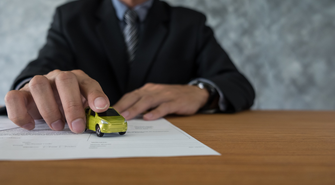 OC a wiek samochodu – jak zmienia się składka i od czego to zależy?