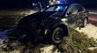 Groźny wypadek na DW472. Dwie osoby trafiły do szpitala, droga zablokowana