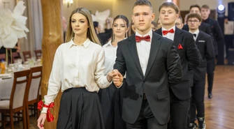Tak wyglądała studniówka 2026 ZSP nr 5 „Ekonomik” w Kamieńsku. Maturzyści rozpoczęli od poloneza i tanga