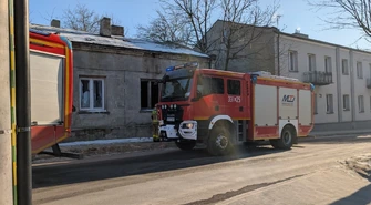 Staż pojechała do pożaru pustostanu. Bezdomni rozpalili ognisko