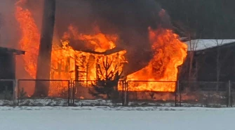 Pożar domków letniskowych w Sulejowie. Jeden się zawalił 