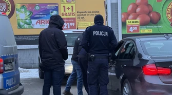 Uciekła z policyjnej kontroli, w aucie miała dwoje dzieci.  Około 30-letnia kobieta była pijana