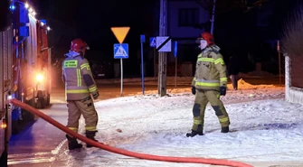 Pożar domu przy Kostromskiej. Jedna osoba zatruła się dymem