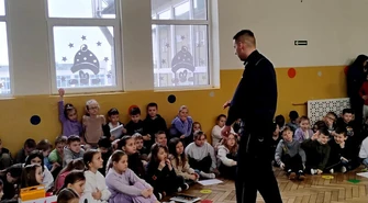 Bezpieczne ferie, cyberzagrożenia i hejt. Spotkanie młodzieży z policją