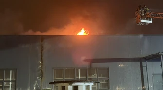 Groźny pożar hurtowni motoryzacyjnej. Spłonęła część dachu, straty będą ogromne