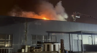 Groźny pożar hurtowni motoryzacyjnej. Spłonęła część dachu, straty będą ogromne