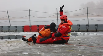 Strażacy ćwiczyli ratownictwo lodowe na Bugaju. „To jedne z najtrudniejszych akcji”