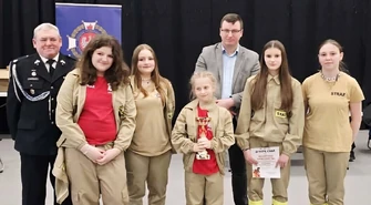 Młodzi strażacy pokazali klasę i sportowego ducha. II Gminne Halowe Młodzieżowe Zawody Sportowo-Pożarnicze w Czarnocinie pełne emocji i ambitnej rywalizacji