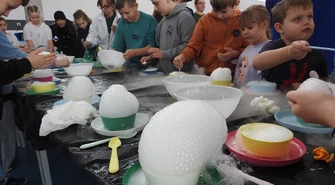 Efektowne i pełne naukowych ciekawostek warsztaty „Suchy Lód” w Aleksandrowie – ferie łączące naukę, zabawę i kreatywność