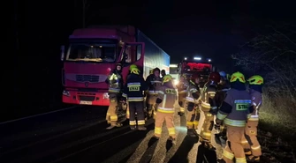 Zderzenie ciężarówek na DK74. Jeden z kierowców ranny, drugi odjechał z miejsca zdarzenia