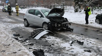 Trzy auta rozbite w Bujnach. Kilka osób poszkodowanych, droga zablokowana