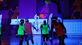 Tego jeszcze nie grali! Koszykówka w ciemnościach przyciągnęła tłumy