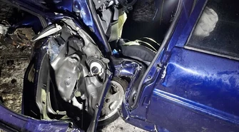 Czarna seria na drogach. Auto rozbite w lesie, kierowca w ciężkim stanie