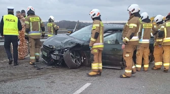 Elektryczna Kia EV6 uderzyła w bariery na A1. Zablokowane dwa pasy w kierunku Katowic