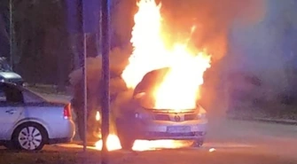 Pożar samochodu na Kostromskiej. Ulica była zablokowana, autobusy jeździły objazdami