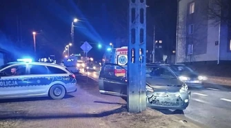 Sulejów: 44-letni kierowca z 2,9 promila spowodował kolizję na ul. Koneckiej. Citroen uderzył w Forda i słup oświetleniowy