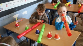 Dni Otwarte w Szkole Podstawowej nr 3 w Piotrkowie Trybunalskim – ekologiczny pokaz mody i fascynujące eksperymenty przyrodnicze przyciągnęły przyszłych uczniów i ich rodziców