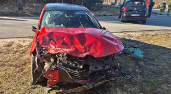 Kawęczyn: zderzenie Fiata z Renault na skrzyżowaniu. Trzy osoby trafiły do szpitala
