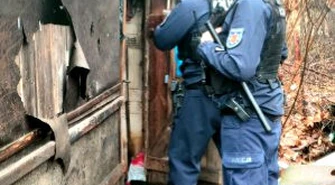 Interwencja w pustostanie. Policjanci z Łodzi udzielili pomocy mężczyźnie z podejrzeniem odmrożenia