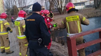 Uratowali dziewczynkę, która ślizgała się po oczku wodnym