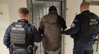 Piotrków Trybunalski. Policja zatrzymała mężczyznę podejrzewanego o zaczepianie kobiet i dzieci. Miał onanizować się pod Biedronką i gonić z nożem 