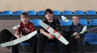 Zawody modeli szybowców w hali sportowej ZSP nr 4 w Piotrkowie Trybunalskim