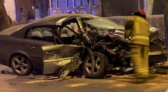 O włos od tragedii! Nocny wypadek w Piotrkowie Trybunalskim. Opel Vectra z ogromną siłą uderzył w drzewo w Al. Kopernika