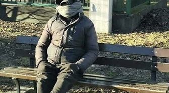 Piotrków Trybunalski. Sąd zwolnił mężczyznę, który miał onanizować się pod Biedronką i zaczepiać kobiety. W sieci znów pojawiają się ostrzeżenia