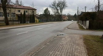 Gmina Kamieńsk. Wyniesione przejścia dla pieszych na drodze do Gorzkowic