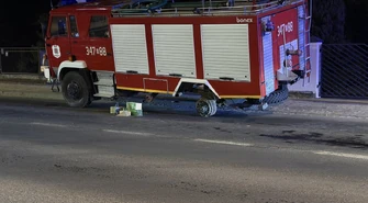 Koło odpadło z jadącego wozu strażackiego i uderzyło w auto