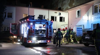Groźny pożar mieszkania przy Pasażu Rudowskiego w Piotrkowie. Na miejscu cztery zastępy straży pożarnej 