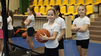 Koszykarska lekcja WF w hali RELAX. Uczniowie SP nr 12 trenowali z gośćmi z Portland