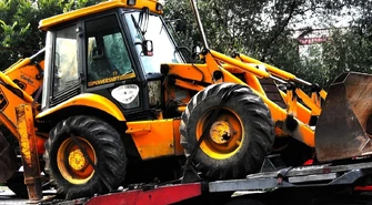 Przyczepy niskopodwoziowe: czym są, do czego służą i jak wybrać właściwy model?