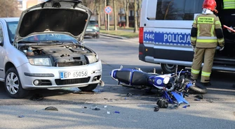 Zderzenie na Dmowskiego. Motocykl znalazł się pod Skodą